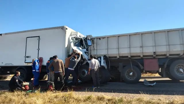 Grave accidente en Ruta 40: 2 personas atrapadas