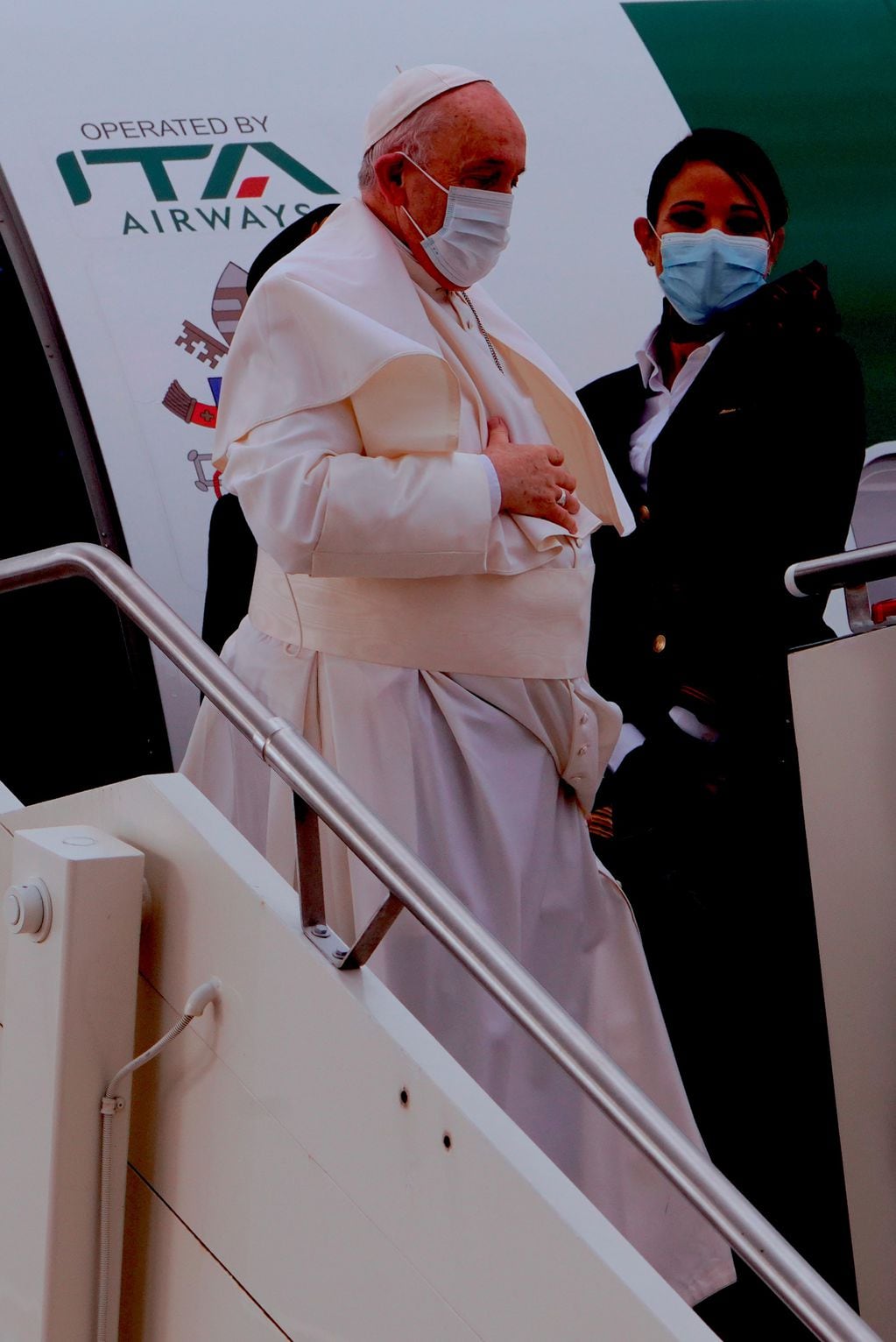 La imagen del papa Francisco en la escalerilla del avión de ITA Airways para su viaje a Chipre y Grecia. Foto: AP/Domenico Stinellis