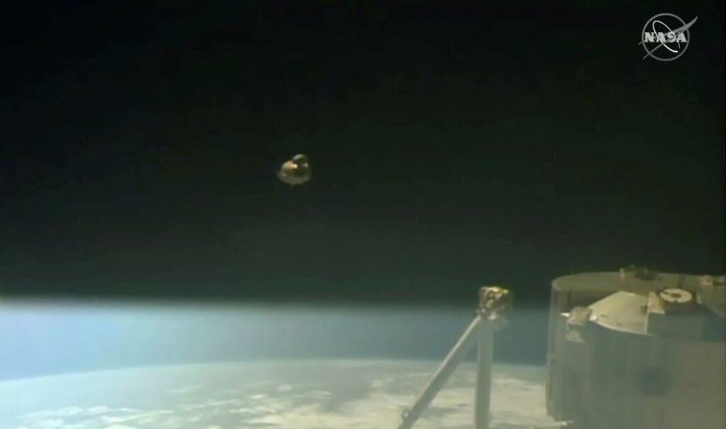 Tal como ya se probó el año pasado con un ejemplar no tripulado de la nave, la Crew Dragon se desacoplará de la Estación Espacial cuando la NASA lo determine y regresará con los astronautas a la Tierra.