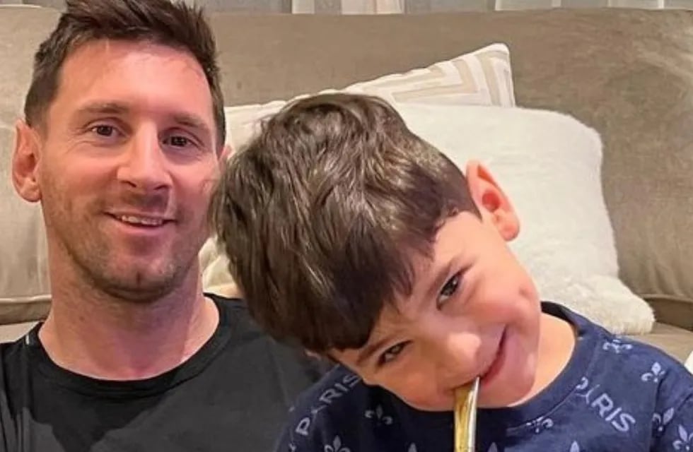 Lionel Messi junto a Ciro, su hijo más chico.