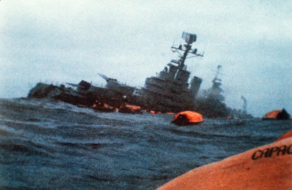 FILE - In this May 1, 1982 file photo, the Argentine cruiser General Belgrano sinks in the South Atlantic Ocean, after being torpedoed by the British Royal Navy during the Falklands conflict. The war was one of the great postwar crises to hit Britain, the latest of which relates to its struggles to exit the European Union. (AP Photo/File)   guerra malvinas hundimiento crucero general belgrano islas malvinas guerra hundimiento crucero general belgrano
