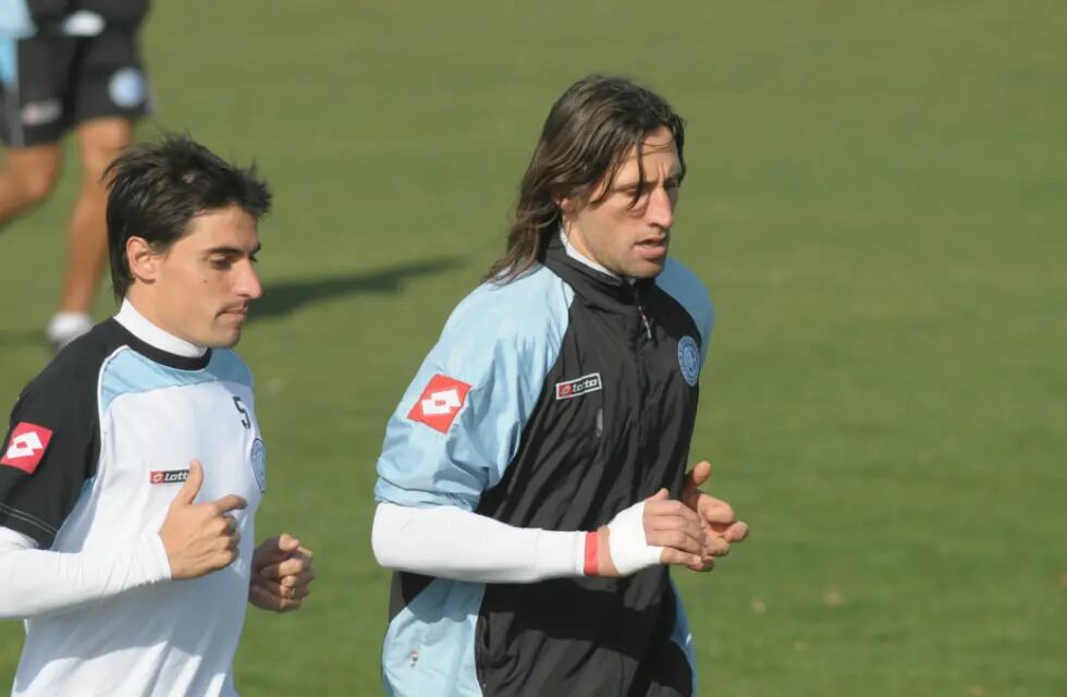 Farré y Olave a al par, en sus tiempos de futbolista en Belgrano. El exarquero salió a respaldarlo como DT (foto: Pedro Castillo)