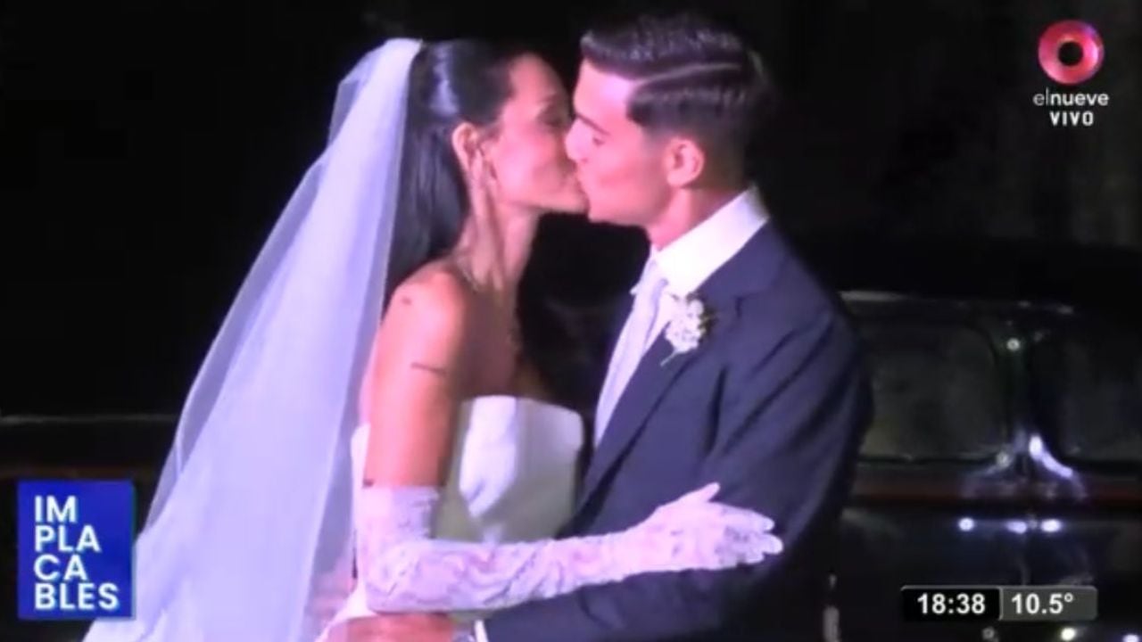 El primer beso de Oriana Sabatini y Paulo Dybala como esposos para la cámara.