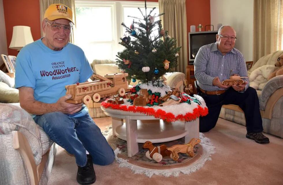 ACOMPAÑA CRÓNICA: EEUU NAVIDAD MIA25. LOS ÁNGELES (CA, EEUU), 22/12/2018.- Los miembros de la organización no lucrativa Orange County Woodworkers de California, Bill Rogers (i), de 82 años, y José “Pepe” Ulloa, 73, posan con unos juguetes de madera el 18 de diciembre de 2018 en City of Orange, California (EEUU). Los miembros de una asociación de California, en su mayoría ancianos y veteranos de las Fuerzas Armadas, se han convertido de nuevo en \