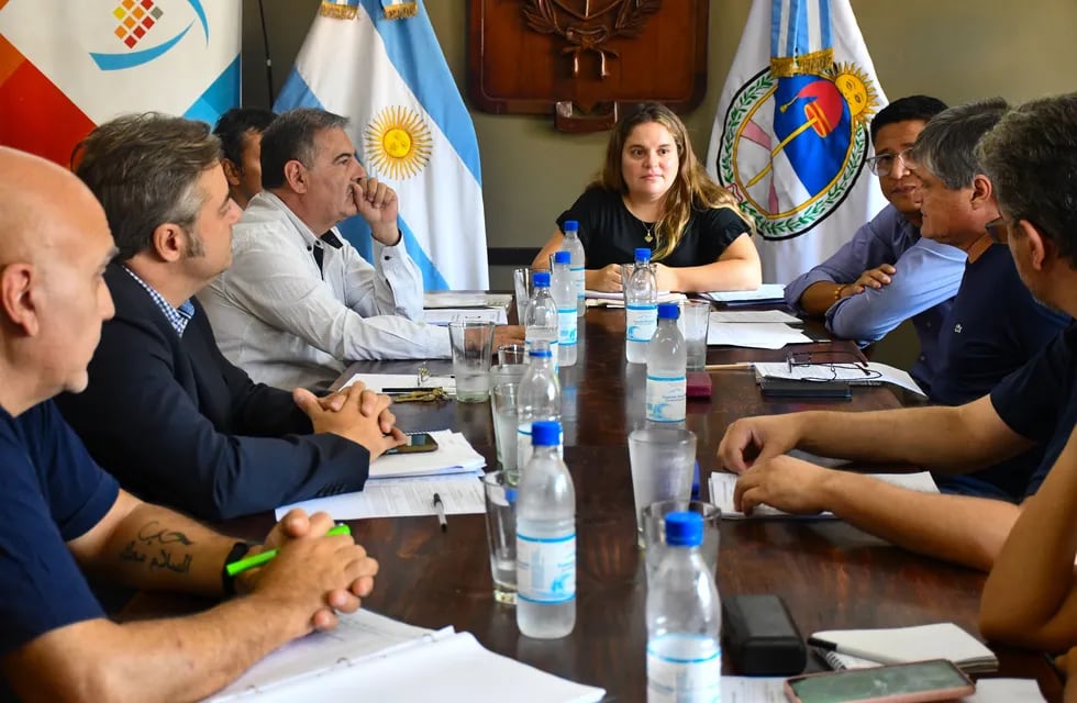 La concejal Melisa Silva, presidente de la Comisión de Ambiente del Concejo Deliberante, condujo la reunión con funcionarios del Departamento Ejecutivo.