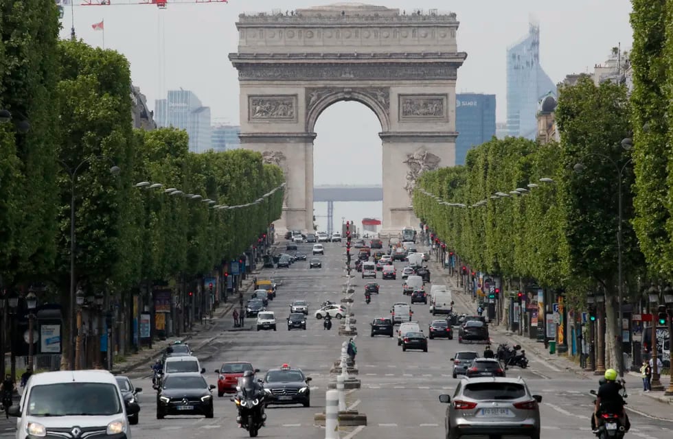 ARCHIVO - Vista del tráfico en la avenida Champs Elysées, (AP Photo/Christophe Ena, File)