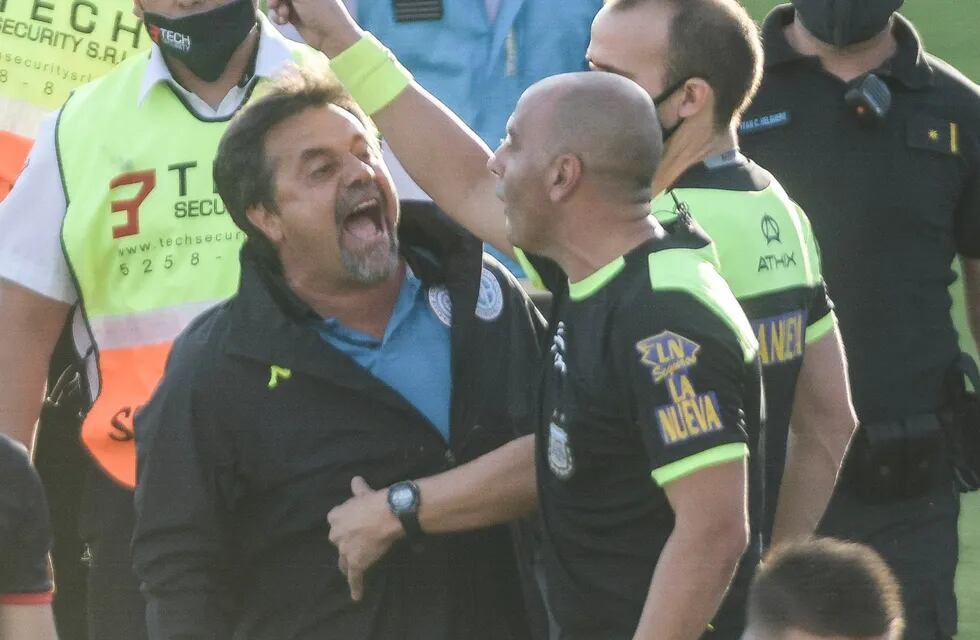 "Somos rehenes", describió el técnico de Belgrano, al sentirse despojado ante Barracas Central.