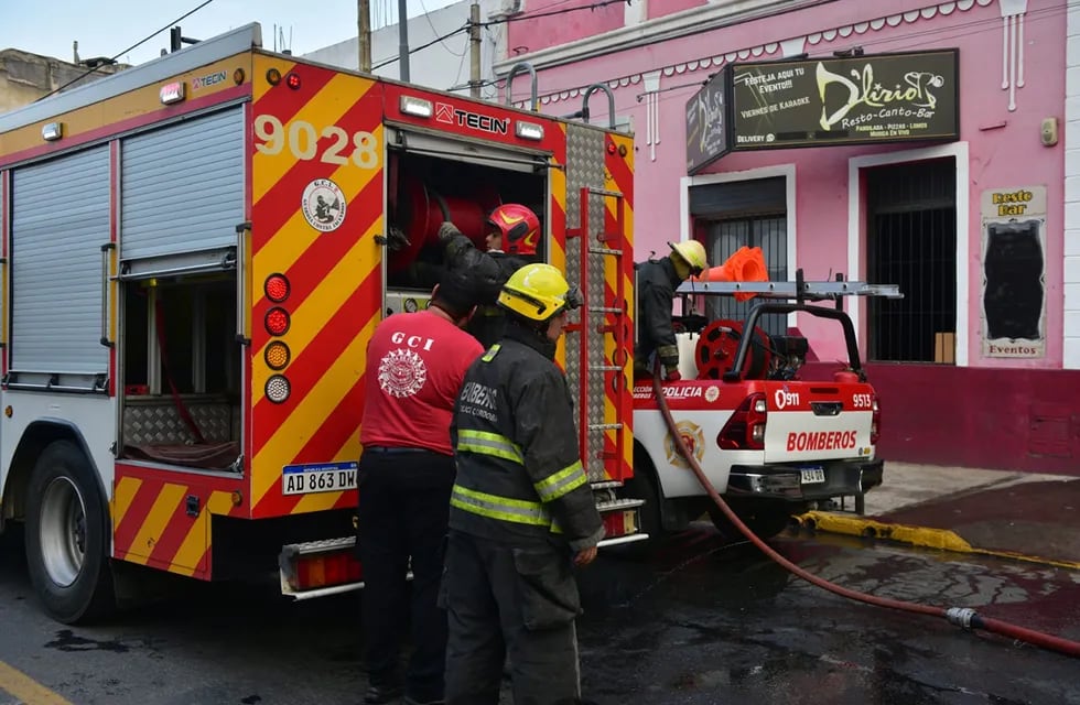 Córdoba: se incendió el resto bar D´lirio en la avenida Alem. (José Gabriel Hernández / La Voz)