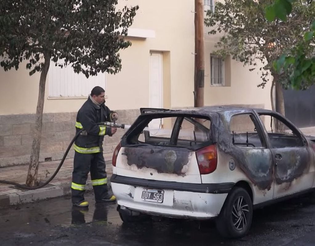 Imágenes del auto incendiado en pleno centro de San Luis
