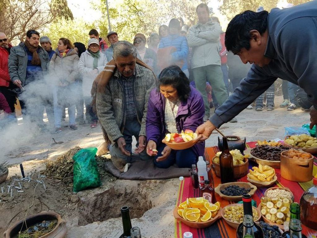 Hasta antes de la irrupción del Covid-19 la tradición hacía que el ritual en honor a la Pachamama sea, en muchos casos, motivo de celebración y festejos en toda la provincia de Jujuy.
