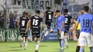 Marcio Gómez festeja el gol con el que Racing se puso 1 a 0 ante Estudiantes de Río Cuarto
