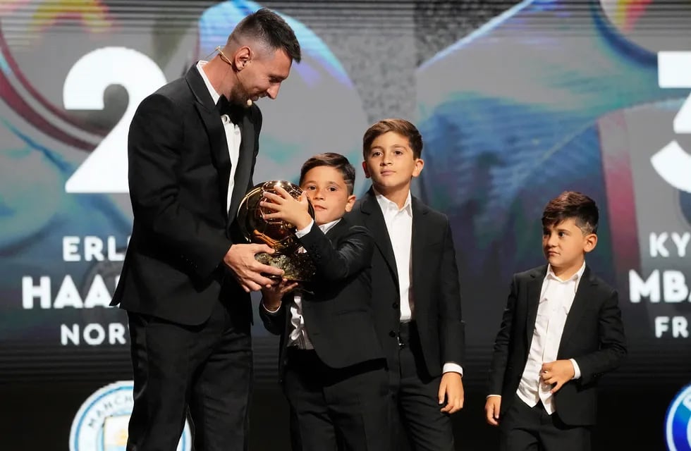 Messi y sus hijos con el octavo Balón de Oro.