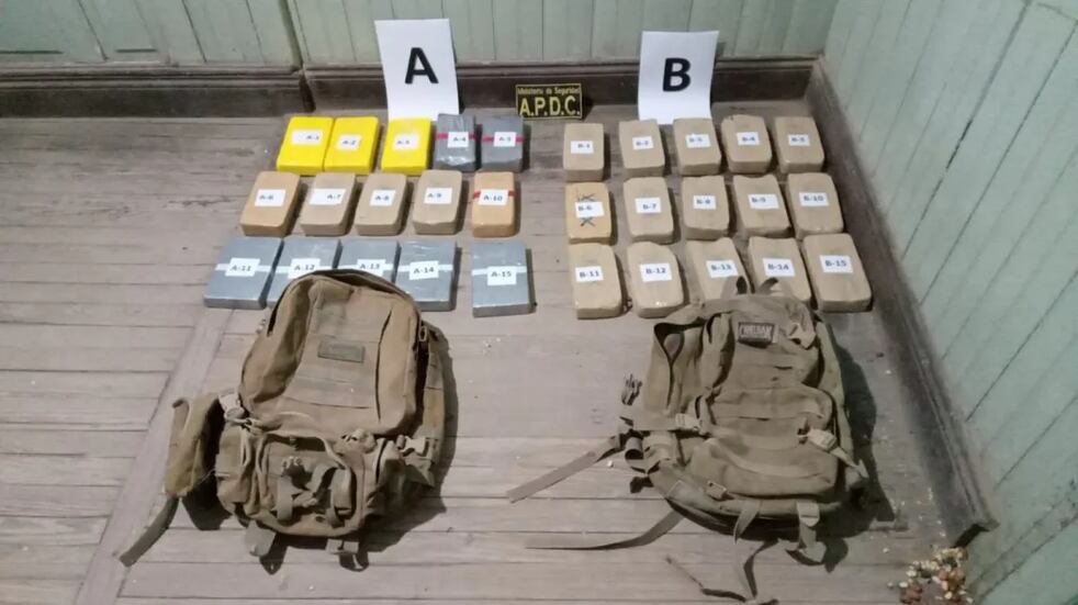 Las mochilas y los "ladrillos" de cocaína, cuyo peso totalizó más de 31 kilos de droga.