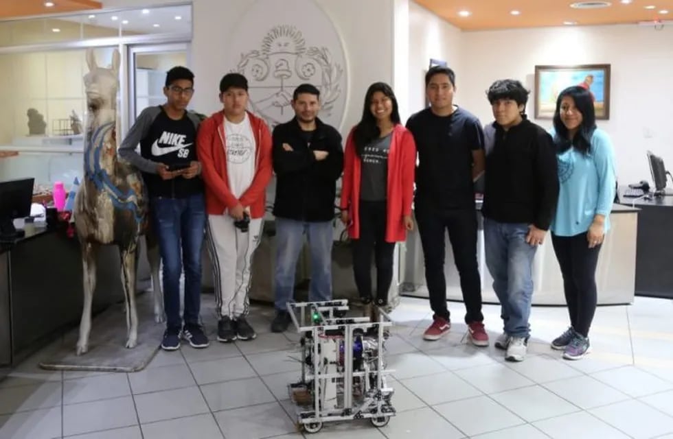 El equipo jujeño con uno de sus robots, listos para participar de la Copa Robótica 2019, durante su visita a la Casa de Jujuy en Buenos Aires.