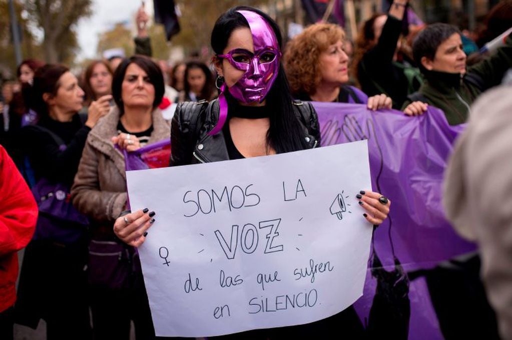 TOPSHOT - A woman holds a placard reading "We are the voice of those who suffer in silence" during a demonstration under the slogan  "Together we buried the patriarchal order" to mark the International Day for the Elimination of Violence against Women in Barcelona on November 25, 2018. (Photo by Josep LAGO / AFP) españa  Dia Internacional contra la Violencia hacia las Mujeres marchan contra la violencia machista manifestacion de mujeres contra la violencia de genero