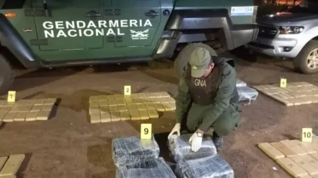 Transportaba marihuana y chocó contra el móvil de Gendarmería en Puerto Leoni