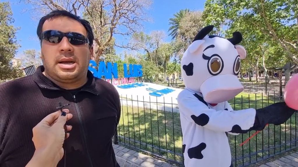 "La Vaca Lola" reclama que no la dejan trabajar en las plazas de San Luis
