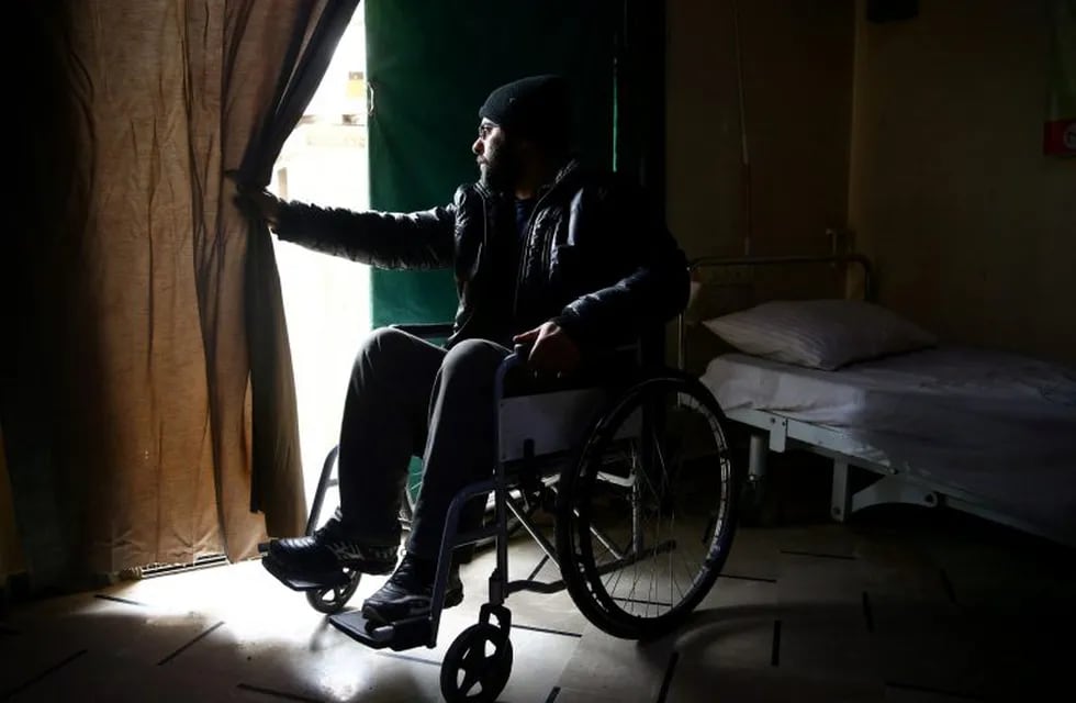 gente con daños en la espina dorsal columna\r\n\r\nHaitham, 35, who sustained a spinal cord injury during the conflict in Syria, that left him paralysed, is seen at a rehabilitation centre where he works as a physiotherapist, in Douma, the main rebel-stronghold in eastern Ghouta on the outskirts of Damascus, Syria, February 14, 2017. REUTERS/Bassam Khabieh              SEARCH \