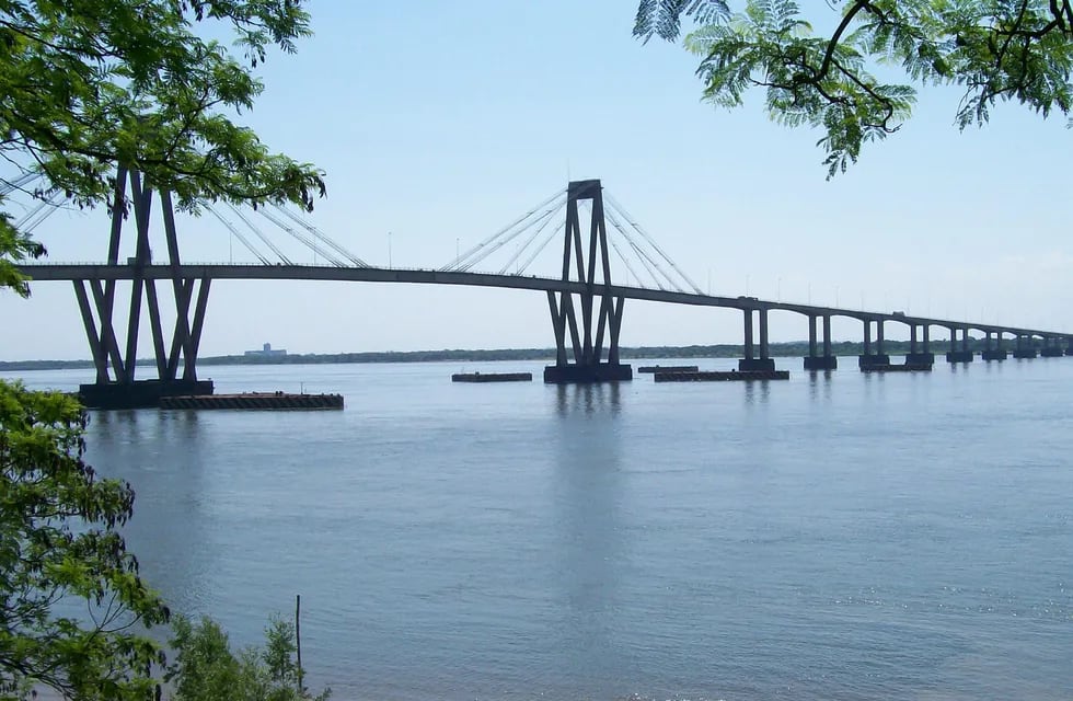 El puente que une ambas provincias, liberado para la circulación con mínimos requisitos.