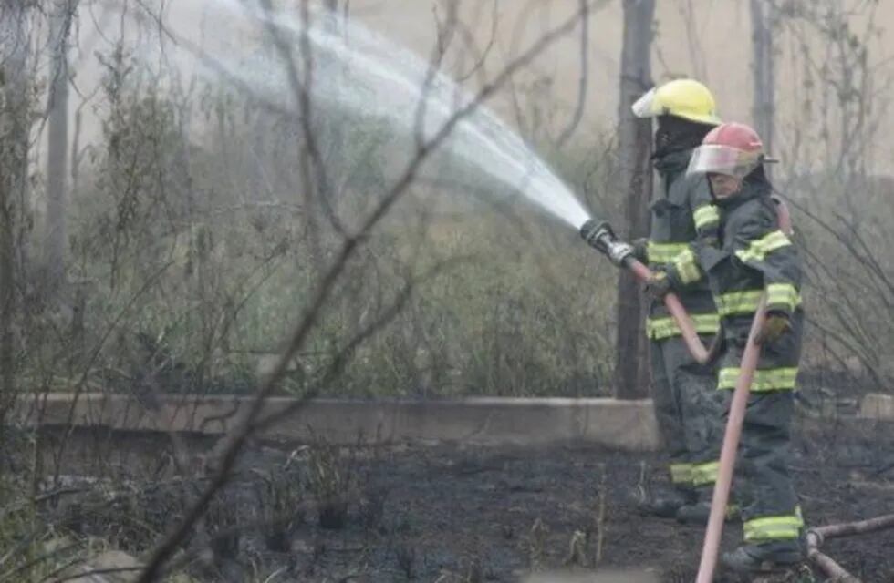 Bomberos sofocaron las llamas ante el riesgo de que se expendieran a casas cercanas de esa zona de Godoy Cruz.