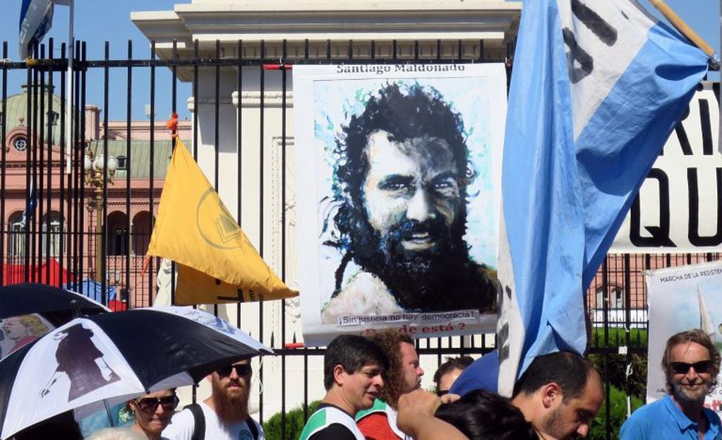 Un cartel con la imagen de Santiago Maldonado durante una manifestación de las Madres de Plaza de Mayo contra la falta de empleo, el 7 de diciembre de 2017. Crédito: EFE/Javier Camaño.