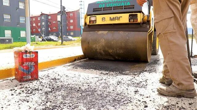 Cuadrilla Municipal trabajando en el tramado vial de las calles de Ushuaia