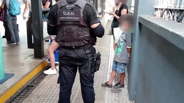 Olvidó a su hijo de 7 años en una parada de colectivos en Posadas