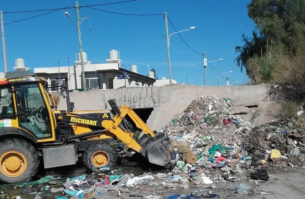 En la limpieza del colector Papagayos se retiraron más de 250 metros cúbicos de basura y desenbanque. Gentileza