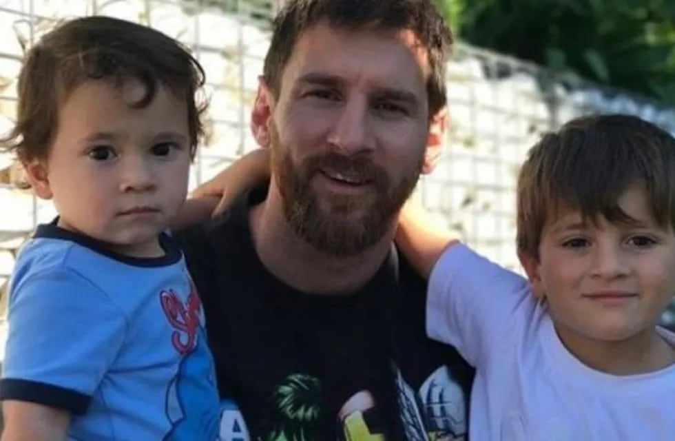 Lionel Messi con sus hijos Thiago y Mateo.