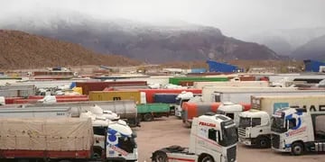 Camioneros varados esperan la apertura del paso a Chile.