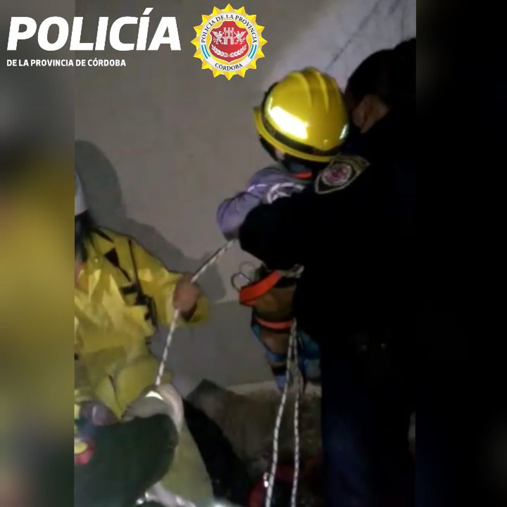 Impresionante rescate de un pequeño niño de dos años en Valle Hermoso. (Foto: prensa Policía de Córdoba)