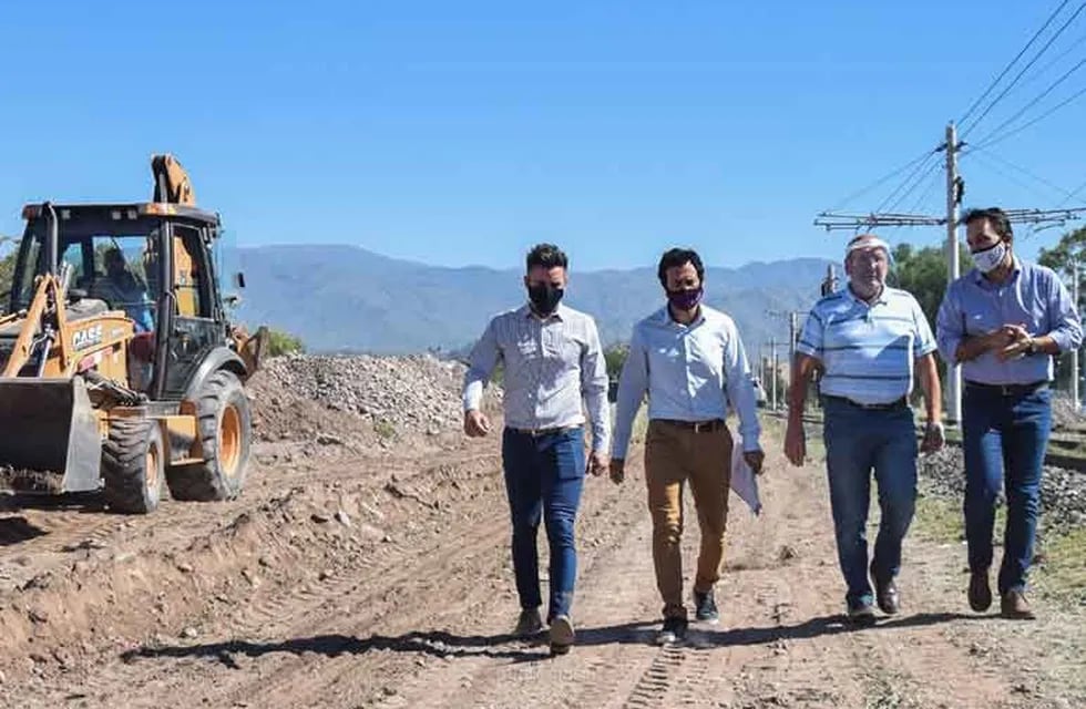 Los intendentes de Godoy Cruz y Guaymallérn visitaron los trabajos de infraestructura que realizan ambos municipios en una importante zona limítrofe. Gentileza MGC