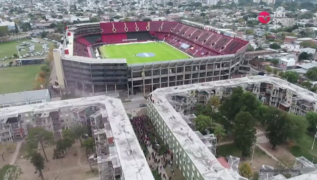 Un grupo de hinchas rojinegros se concentró en una de las calles vecinas al estadio de Colón. (TNT Sports)