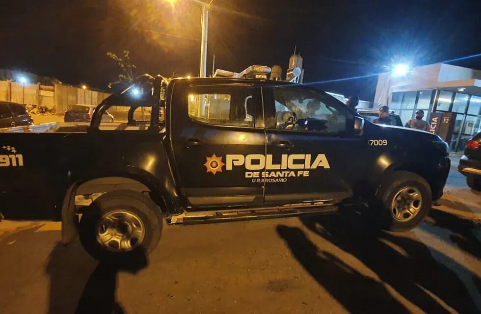 Una camioneta de la fuerza resultó dañada por los proyectiles. (@joseljuarezjose)