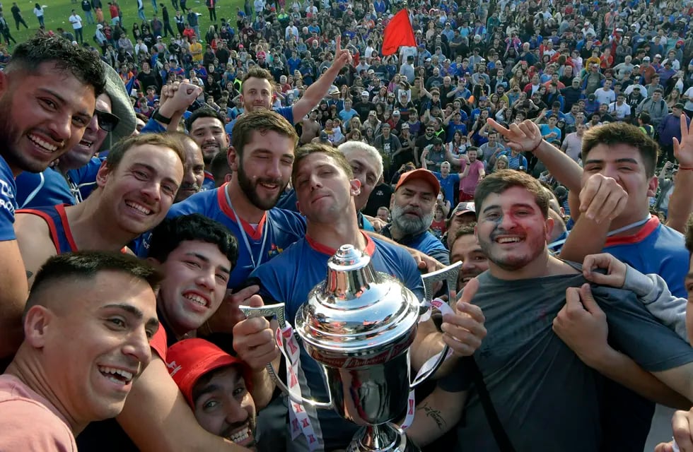 El Teqüe Rugby Club le ganó al Marista Rugby Club por 26-24 y se quedó con el título por primera vez en su historia.
Los visitantes se quedaron con la final del Top 8 Cuyano por 26-24 ante los Curas y después de dos finales perdidas, tuvieron su revancha
Foto: Orlando Pelichotti