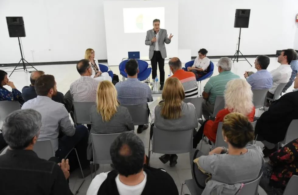 La charla - debate contó con la presencia del Intendente Luis Castellano (Prensa Municipalidad de Rafaela)
