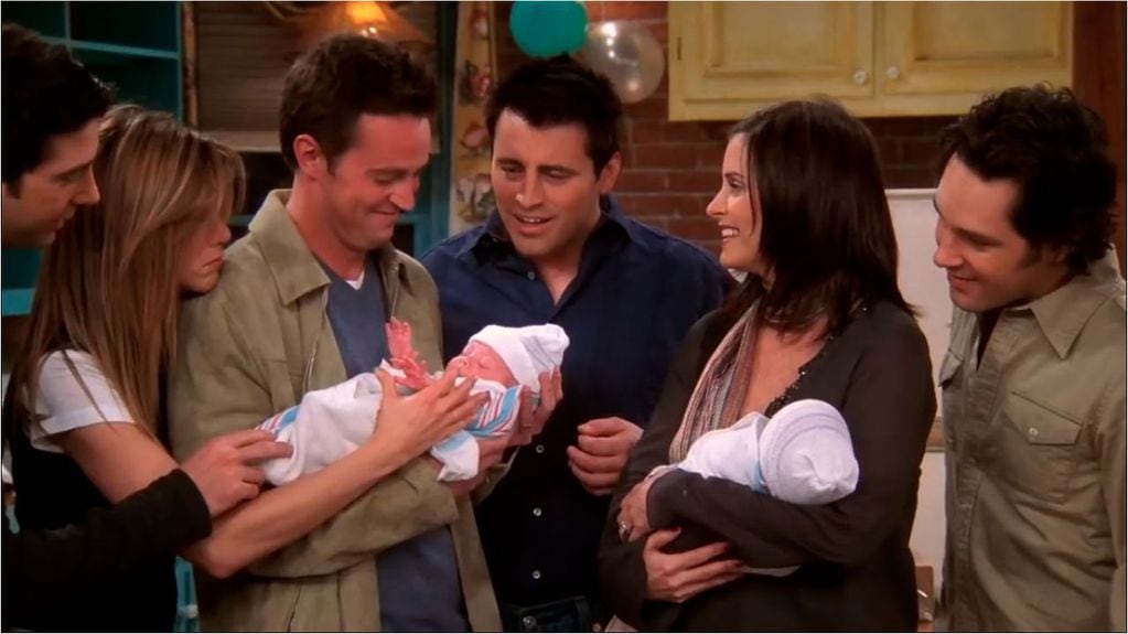 Chandler y Monica con sus bebés en la serie Friends.