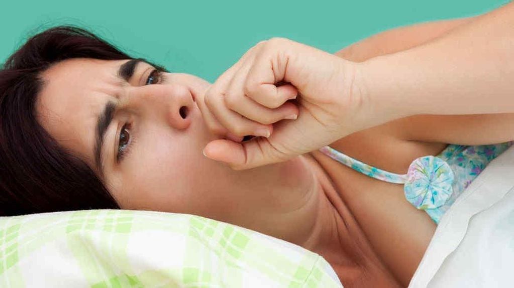La tos suele ser más fuerte por la noche por la posición al acostarnos.