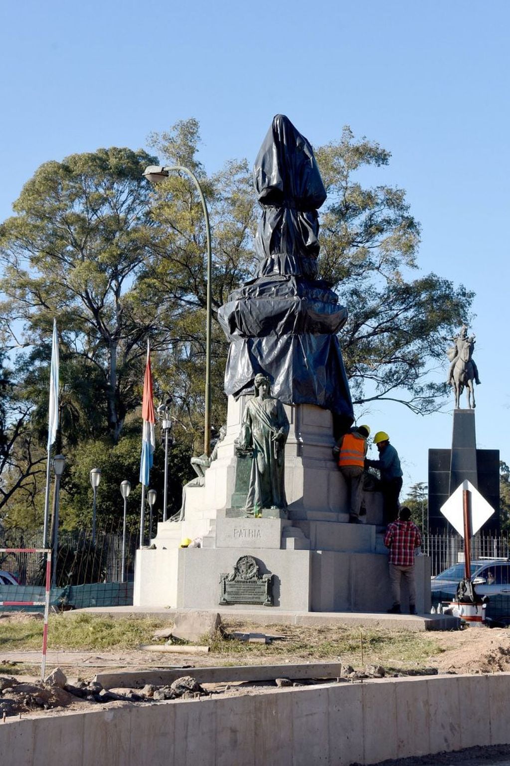 Restauraron la estatua del Deán Funes.