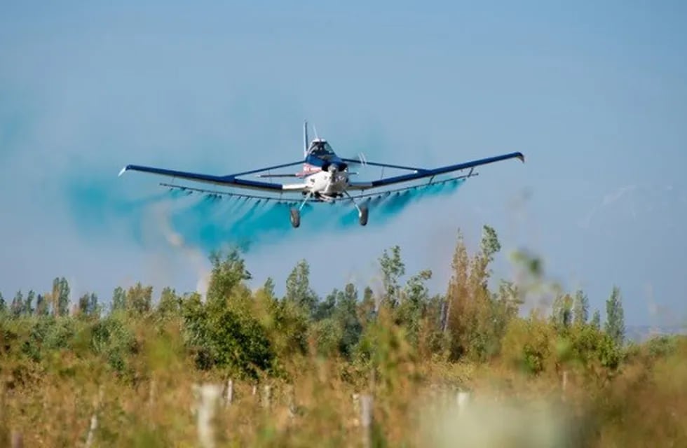 Los agroquímicos esparcidos por avionetas terminan afectando zonas pobladas. Remarca el diputado Aparicio en su proyecto de ley.