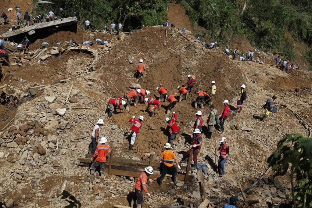 Rescatistas trabajan en las labores de búsqueda de víctimas tras un corrimiento de tierra (crédito: EFE)