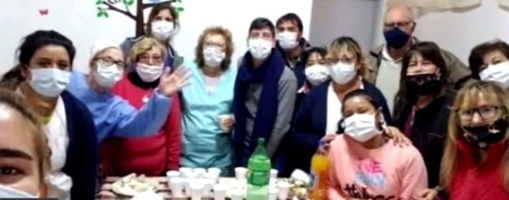 Indignación en Elortondo por un festejo en el hospital sin distanciamiento social en plena pandemia. (Captura de pantalla)