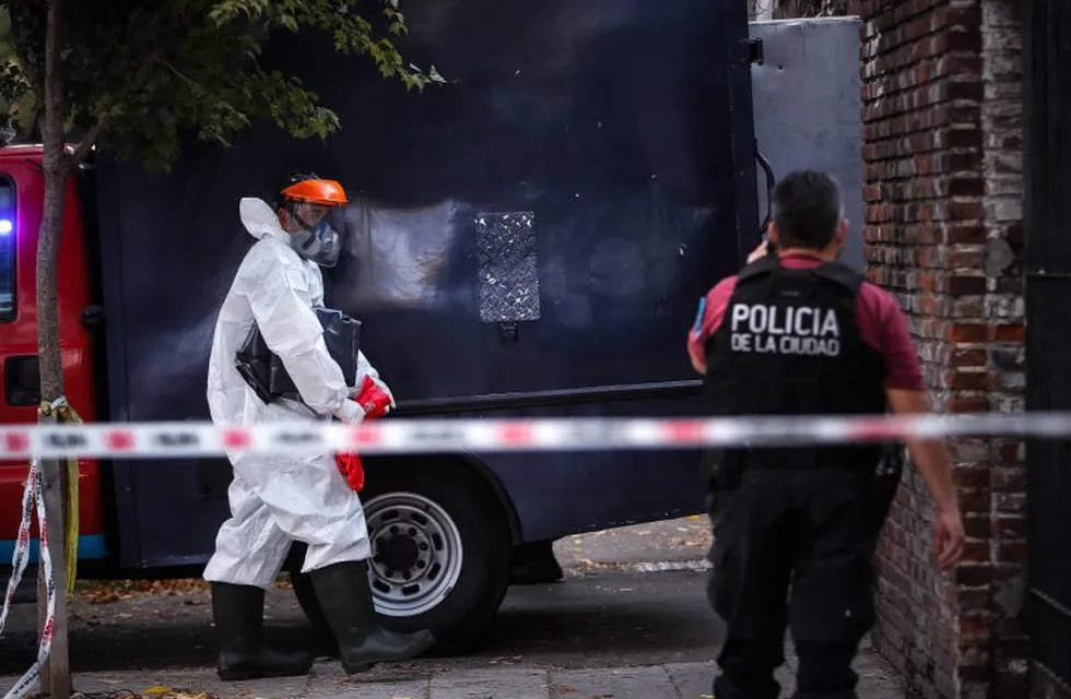 Integrantes de la policía argentina llegan para retirar el cuerpo de un anciano en un centro geriátrico. (EFE)