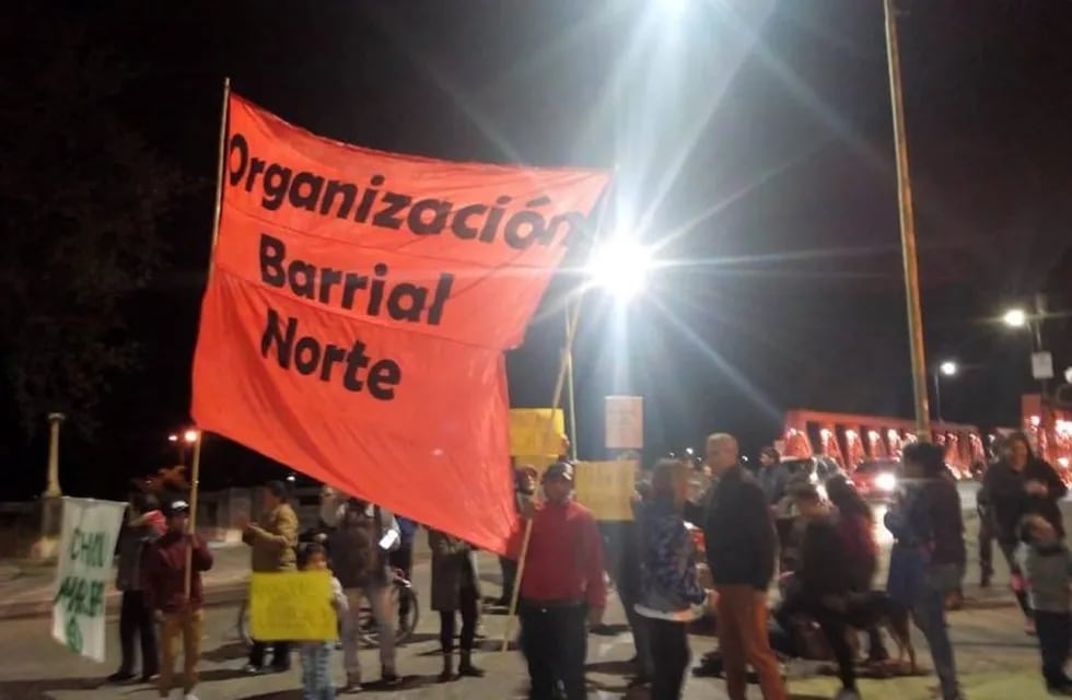 Ambientalistas manifestando en el puente Méndez Casariego\nCrédito: Facebook