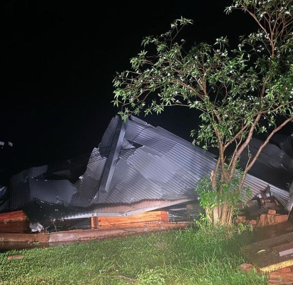 Fuerte temporal en Leandro N. Alem causó caídas de árboles, postes, decenas de viviendas dañadas y se registraron varios heridos