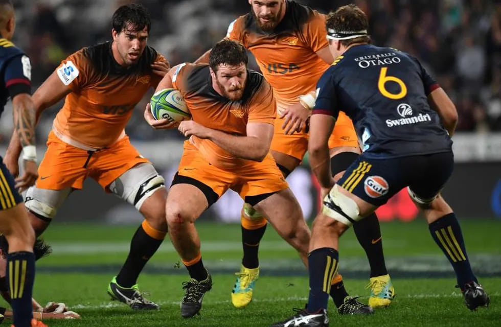 Jaguares' Julian Montoya (C) runs with the ball during the Super Rugby match between the Otago Highlanders and the Jaguares of Argentina in Dunedin on May 11, 2019. (Photo by Marty MELVILLE / AFP)