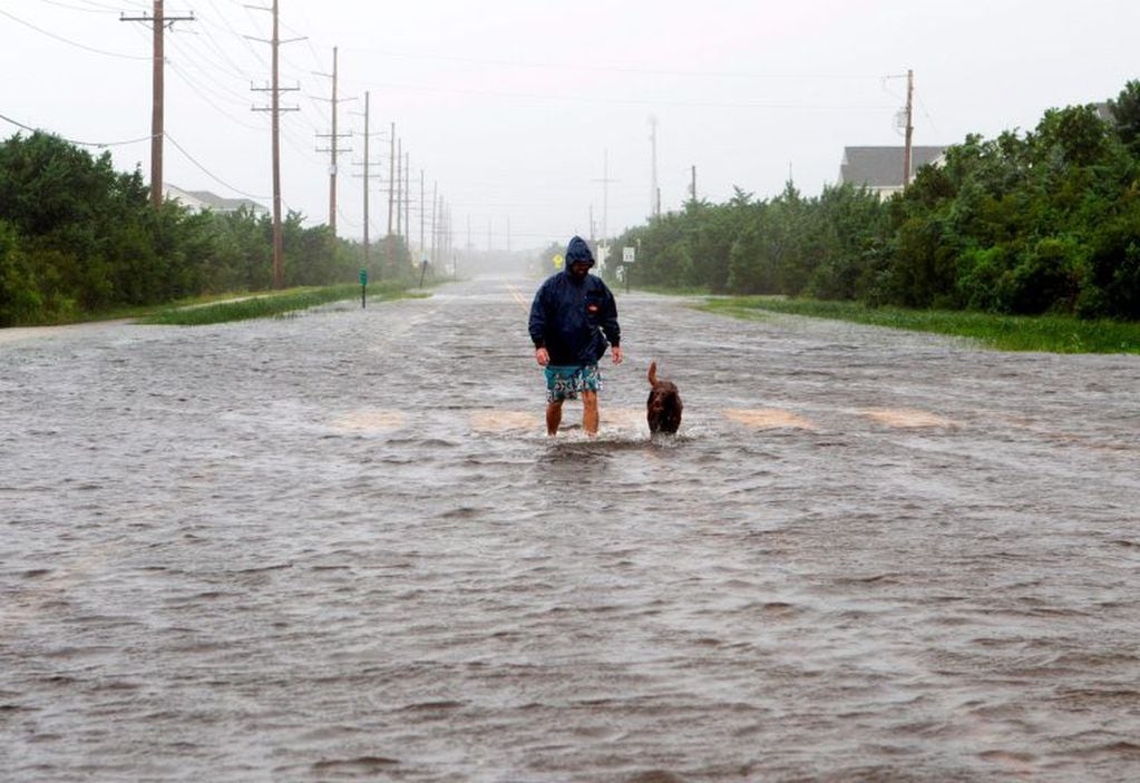 El Huracán provocó inundaciones en su llegada a Carolina del Norte. (AFP)