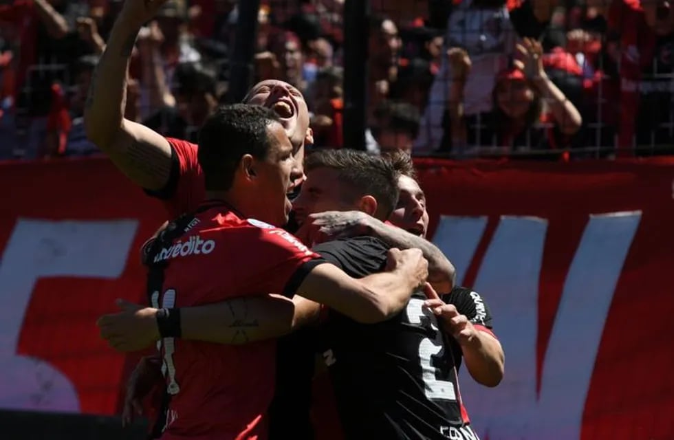 Los jugadores de Newell's celebran el gol de Julián Fernández, en el triunfo 2 a 0 ante Aldosivi en 2019. (@Newells)