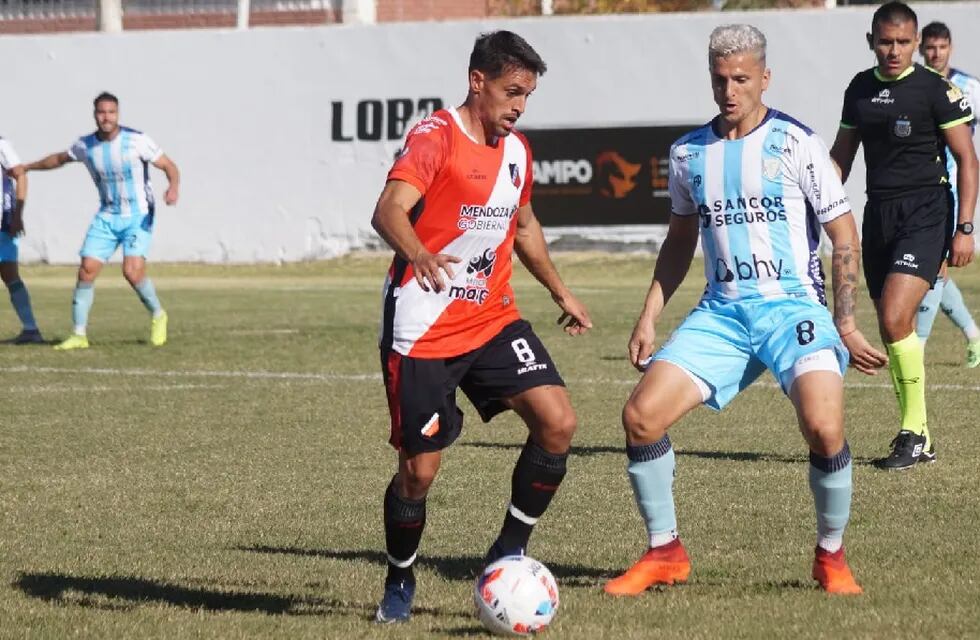 Deportivo Maipú y Temperley juegan por la Primera nacional en cancha de Montecaseros.