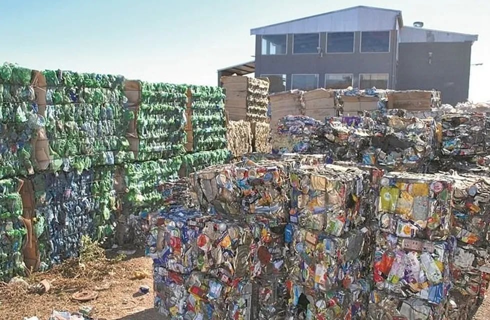 San Luis a partir de los residuos recuperados, realizan tejas plásticas, tutores y bloques de cemento y arena.